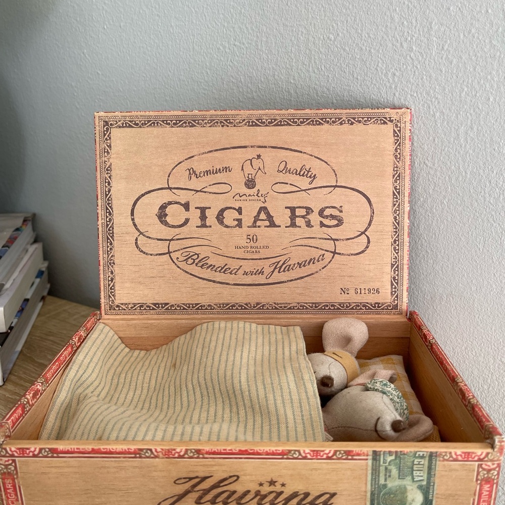 Maileg “Mum & Dad in Cigar Box” set (older Havana Cigar print version) - Picture 5 of 5